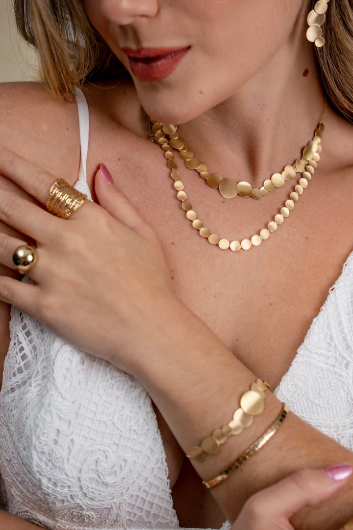 Modelo com braceletes e pulseiras